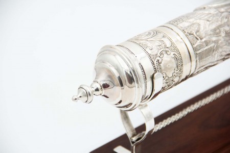 Porta mensagens em prata de formato cilíndrico